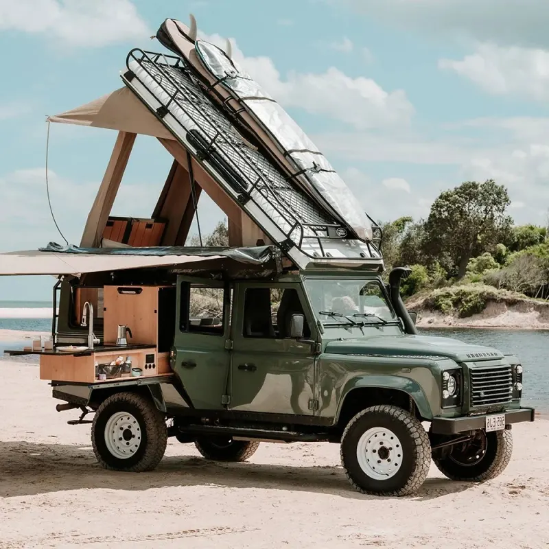 Land Rover Defender camper: casa sobre ruedas con techo elevable