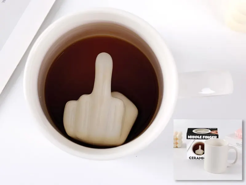 Taza con dedo medio: sorpresa 3D al terminar el café