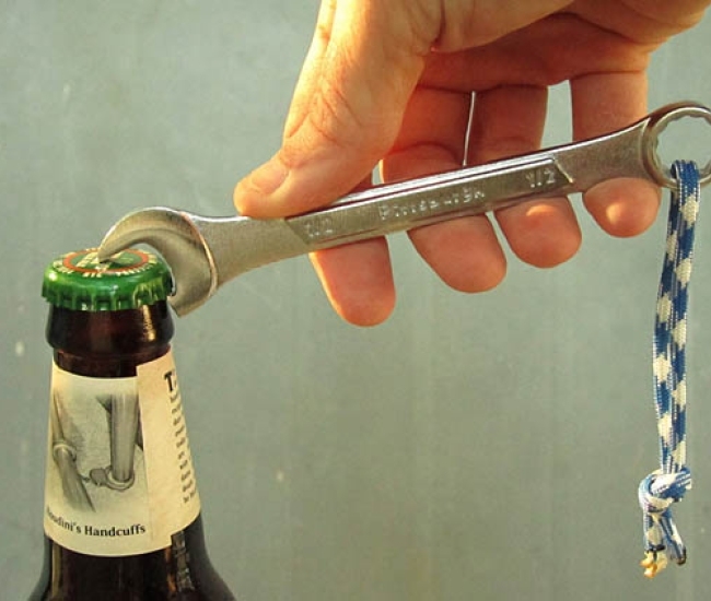 Bottle Wrench: la llave para abrir botellas de cerveza más masculina