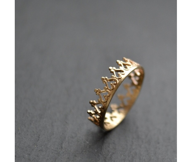 Anillo de oro sólido de 14k en forma de corona. Hazte sentir como una verdadera reina con este elegante anillo hecho a medida!