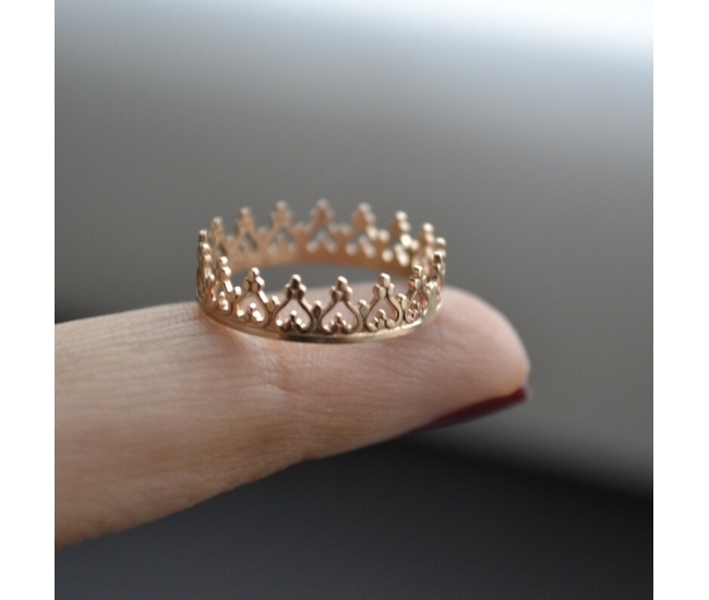 Anillo de oro sólido de 14k en forma de corona. Hazte sentir como una verdadera reina con este elegante anillo hecho a medida!