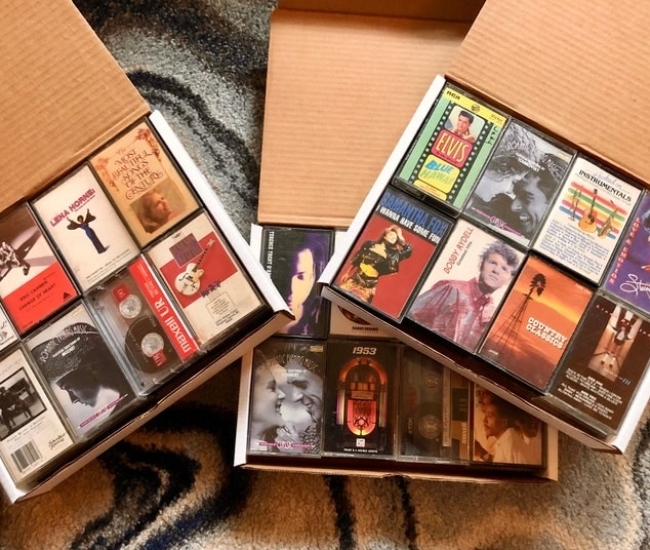 Caja misteriosa de cintas de casete | Una mezcla salvaje de música pop del siglo pasado