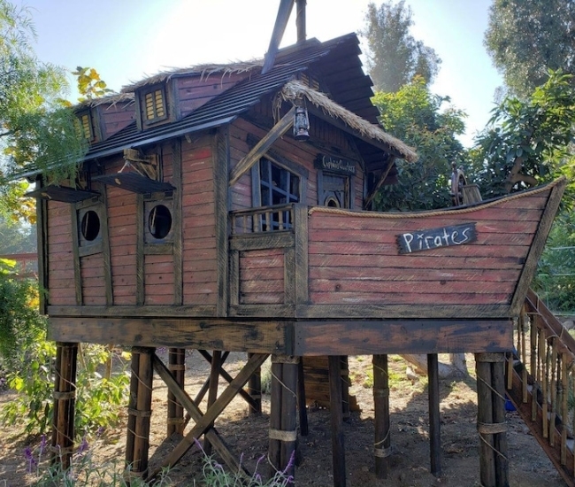 Casa Pirata del Árbol: El Refugio Perfecto para Pequeños Aventureros