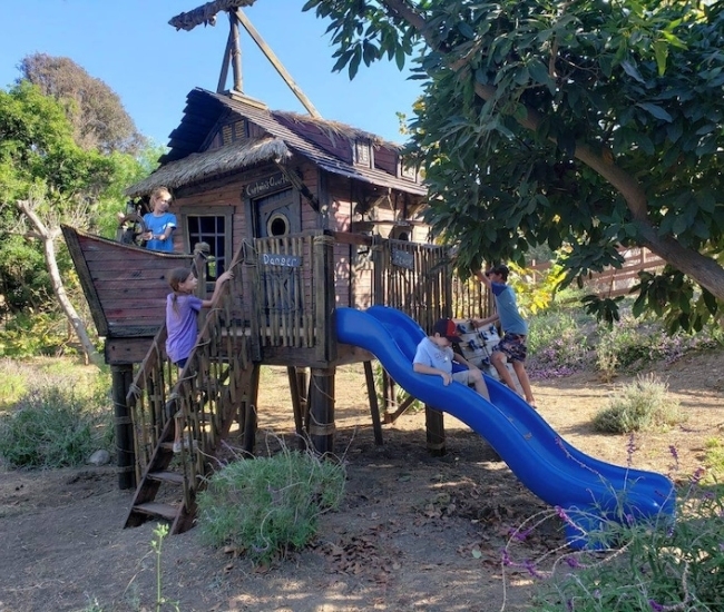 Casa Pirata del Árbol: El Refugio Perfecto para Pequeños Aventureros