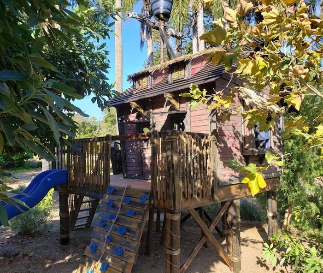 Casa Pirata del Árbol: El Refugio Perfecto para Pequeños Aventureros