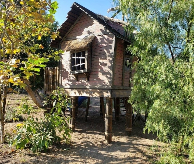 Casa Pirata del Árbol: El Refugio Perfecto para Pequeños Aventureros