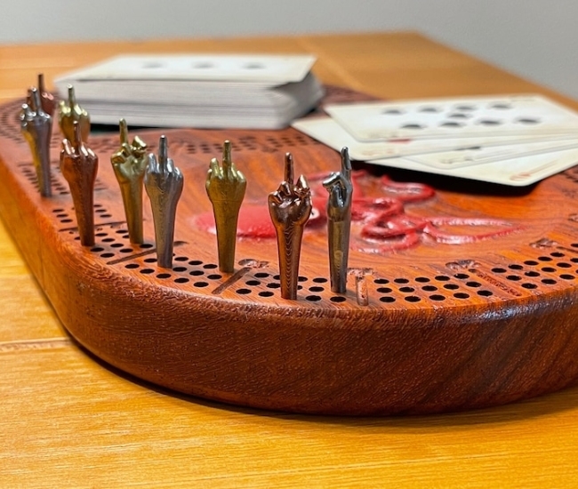 Añade un toque divertido a tus partidas de cribbage con clavijas para el dedo corazón