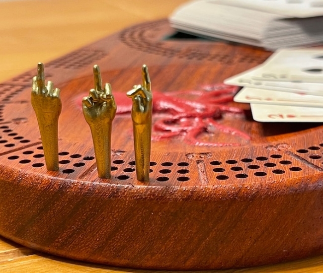 Añade un toque divertido a tus partidas de cribbage con clavijas para el dedo corazón