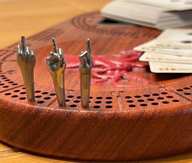 Añade un toque divertido a tus partidas de cribbage con clavijas para el dedo corazón