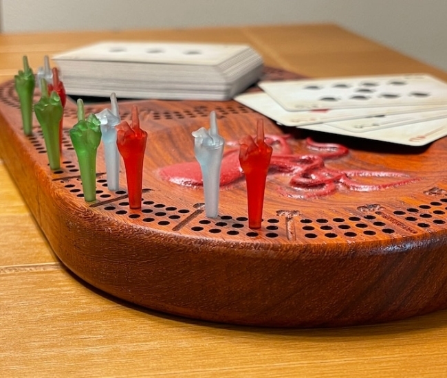 Añade un toque divertido a tus partidas de cribbage con clavijas para el dedo corazón