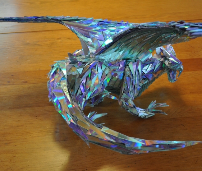 CD Shards Dragon Sculpture - La escultura de dragón con fragmentos de CD que te sorprenderá