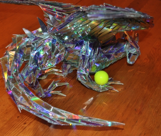 CD Shards Dragon Sculpture - La escultura de dragón con fragmentos de CD que te sorprenderá