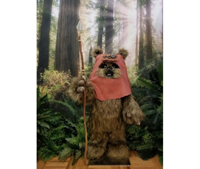 Figura de Wicket Ewok a Tamaño Real - Hecha a Mano en EE. UU.