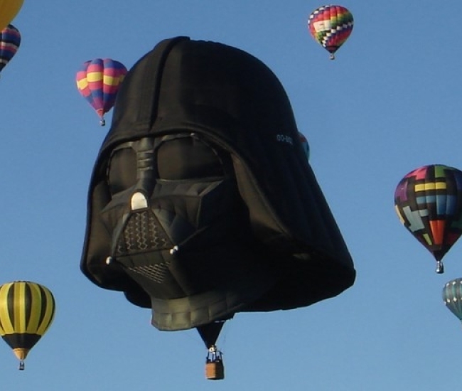 Conquista los cielos con el globo aerostático en forma de casco de Darth Vader!