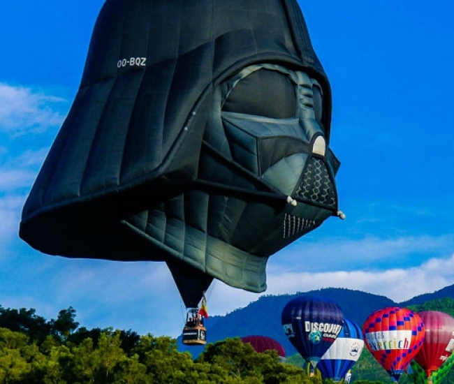 Conquista los cielos con el globo aerostático en forma de casco de Darth Vader!