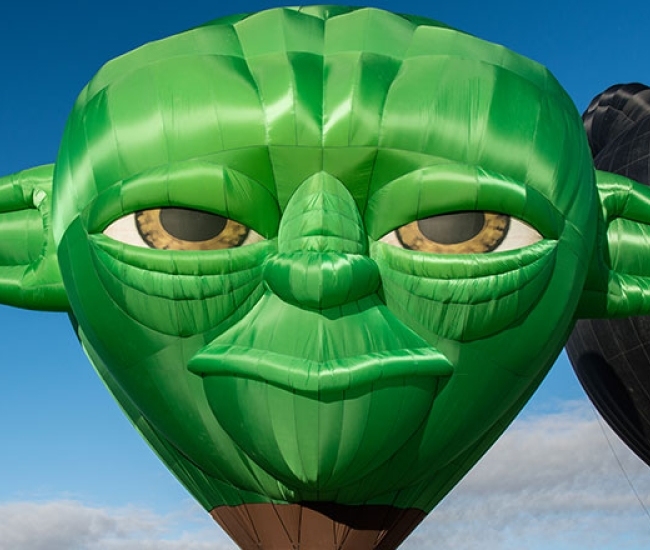 Conquista los cielos con el globo aerostático en forma de casco de Darth Vader!