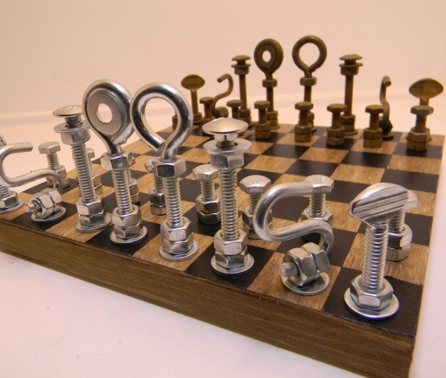 Hardware Chess Set: el juego de ajedrez de ferretería hecho a mano con tuercas y tornillos