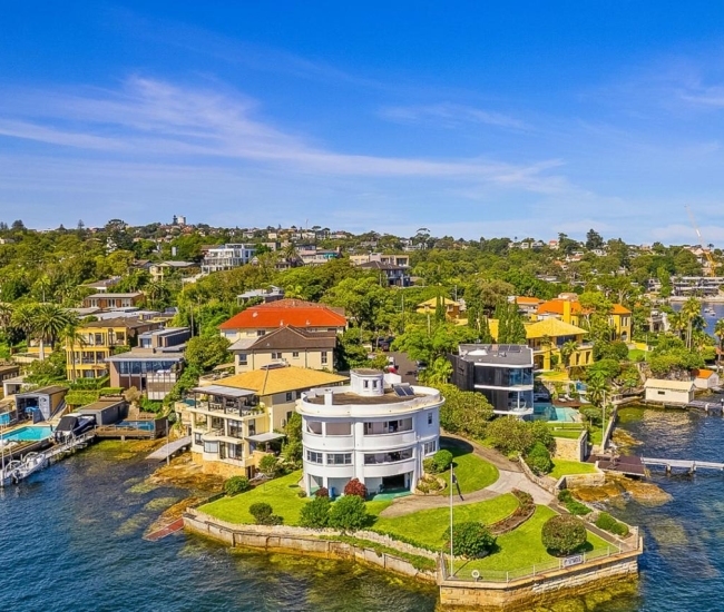 Descubre la icónica Mansión Vaucluse, una propiedad única en Sydney con espectaculares vistas al puerto y acceso directo a las cristalinas aguas del mar