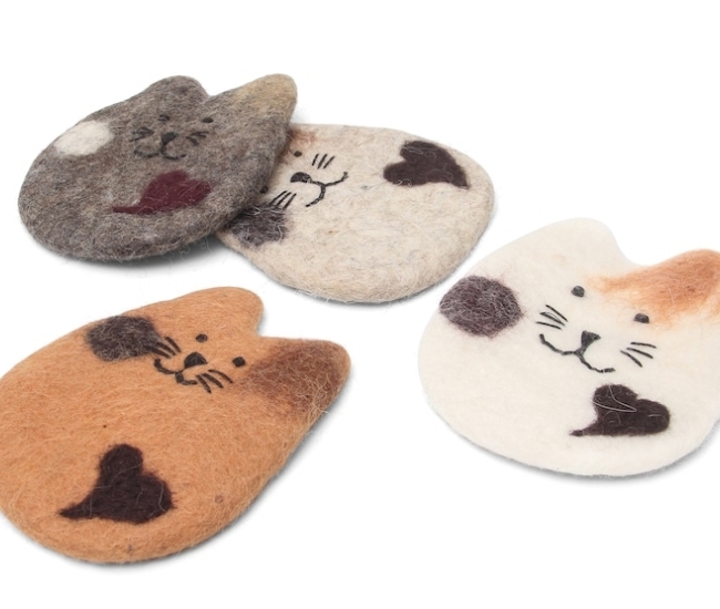 Posavasos de fieltro absorbente para gatos hechos a mano - Set de cuatro - Regalos para amantes de los gatos - Coasters divertidos para bebidas - Protege tus muebles