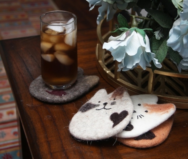 Posavasos de fieltro absorbente para gatos hechos a mano - Set de cuatro - Regalos para amantes de los gatos - Coasters divertidos para bebidas - Protege tus muebles