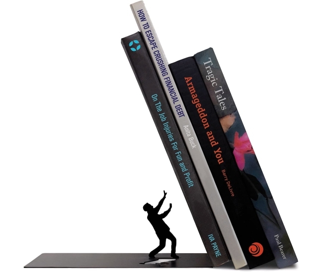 Añade un toque de humor a tu biblioteca personal con Fred & Friends The End Dramatic Bookends