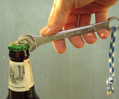Bottle Wrench: la llave para abrir botellas de cerveza más masculina