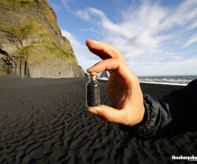 Arena negra de Islandia en una botella de vidrio - Regalos originales