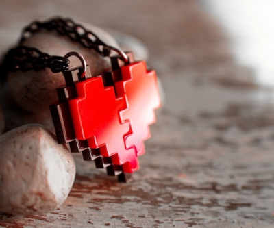 Collar Corazón Pixelado: el regalo perfecto para parejas geeks