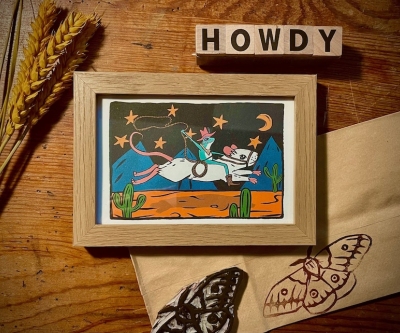 Framed Cowboy Frog Riding Mouse Print - cuadro de arte divertido y colorido